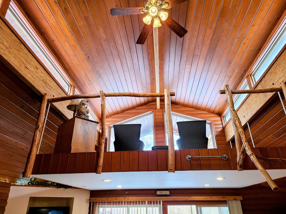 Cabin Vibes - upper loft by ladder access